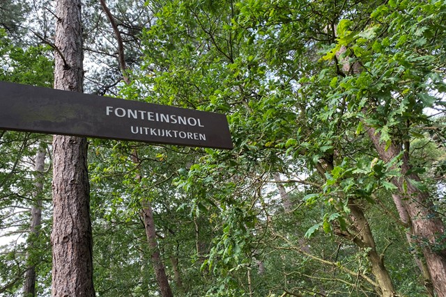 Bordje dat wijst naar Uitkijktoren Fonteinsnol op Texel.