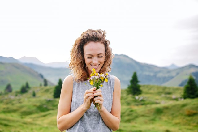 Vrouw wandelend door de Alpenbloementuin