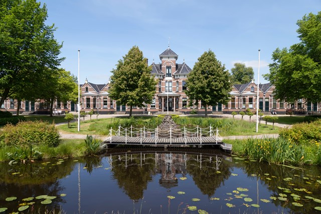 Statig gebouw aan het water in Akkrum.