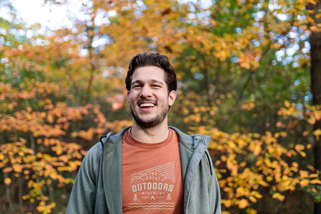 afbeelding van een lachende Carlos Platier Luna in de natuur bij Heino.