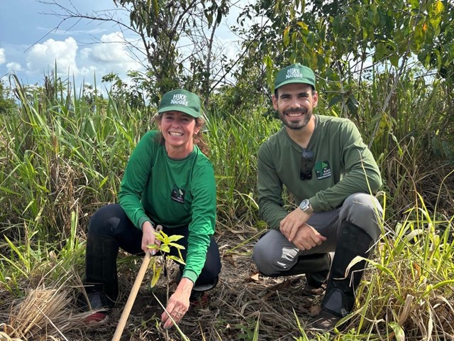 Foto 4 Esther & Tainan Planting A Tree