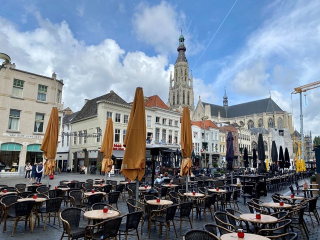 afbeelding van de markt en uitzicht op de kerk in Breda.