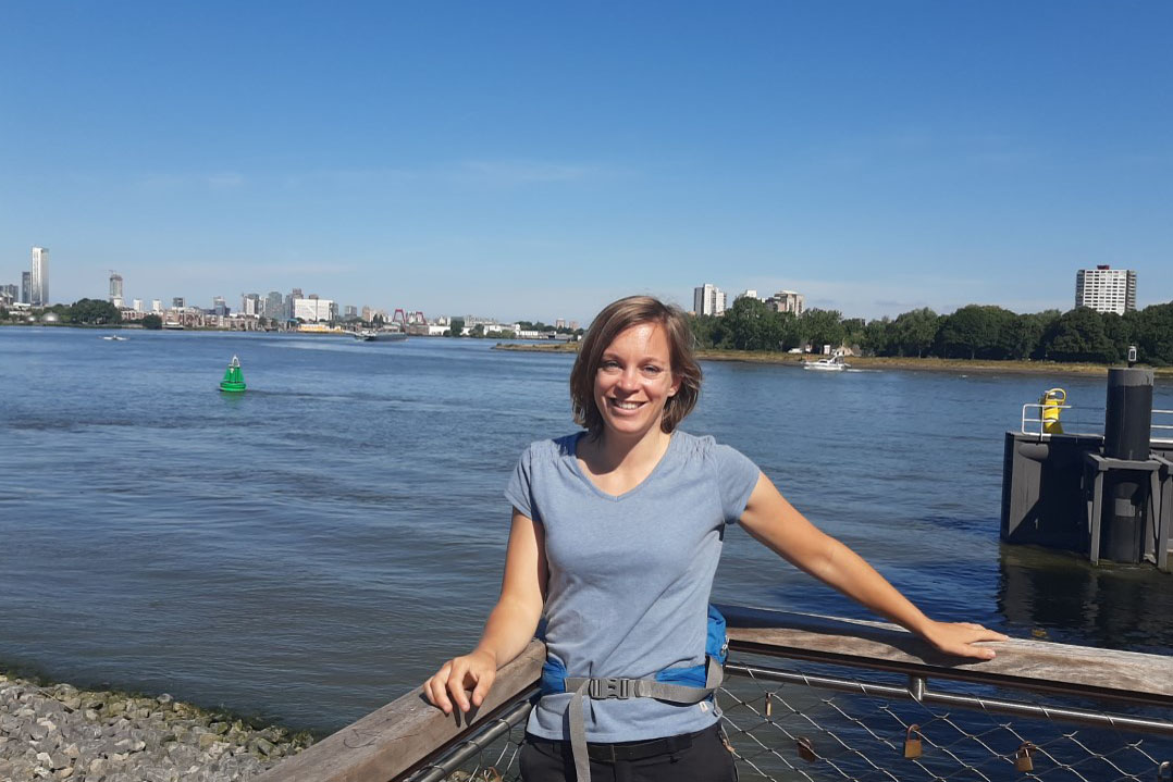 afbeelding van Saskia van den Brand en de skyline van Rotterdam.