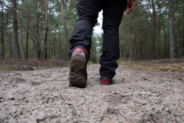afbeelding van een schoenzool vol zand.