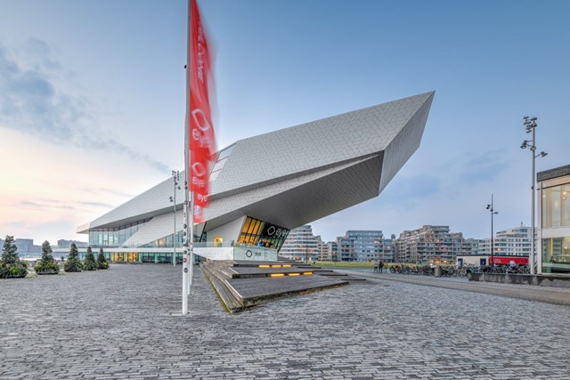 afbeelding van een  wit futuristisch gebouw: het Eye Filmmuseum