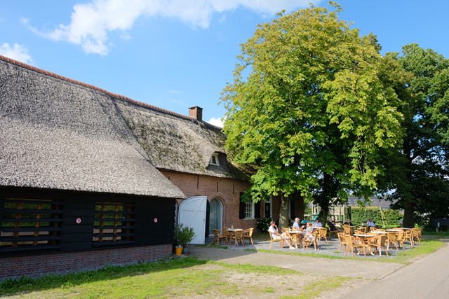 Het terras en de oude boerderij van 'Bij Toontje Schoen'