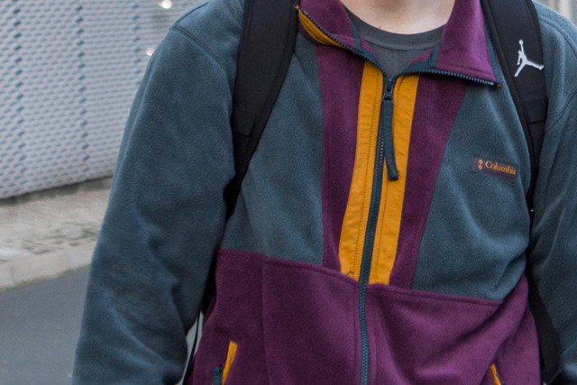 afbeelding van een gekleurd fleecevest van Columbia.