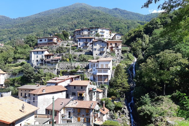 huisjes aan een waterval in Nesso.