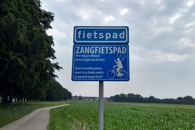 Bordjes en markeringen tijdens het wandelen; zangfietspad