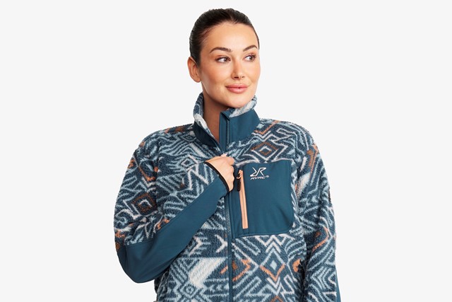 Kleurrijke wandelkleding opvallen op de paden
