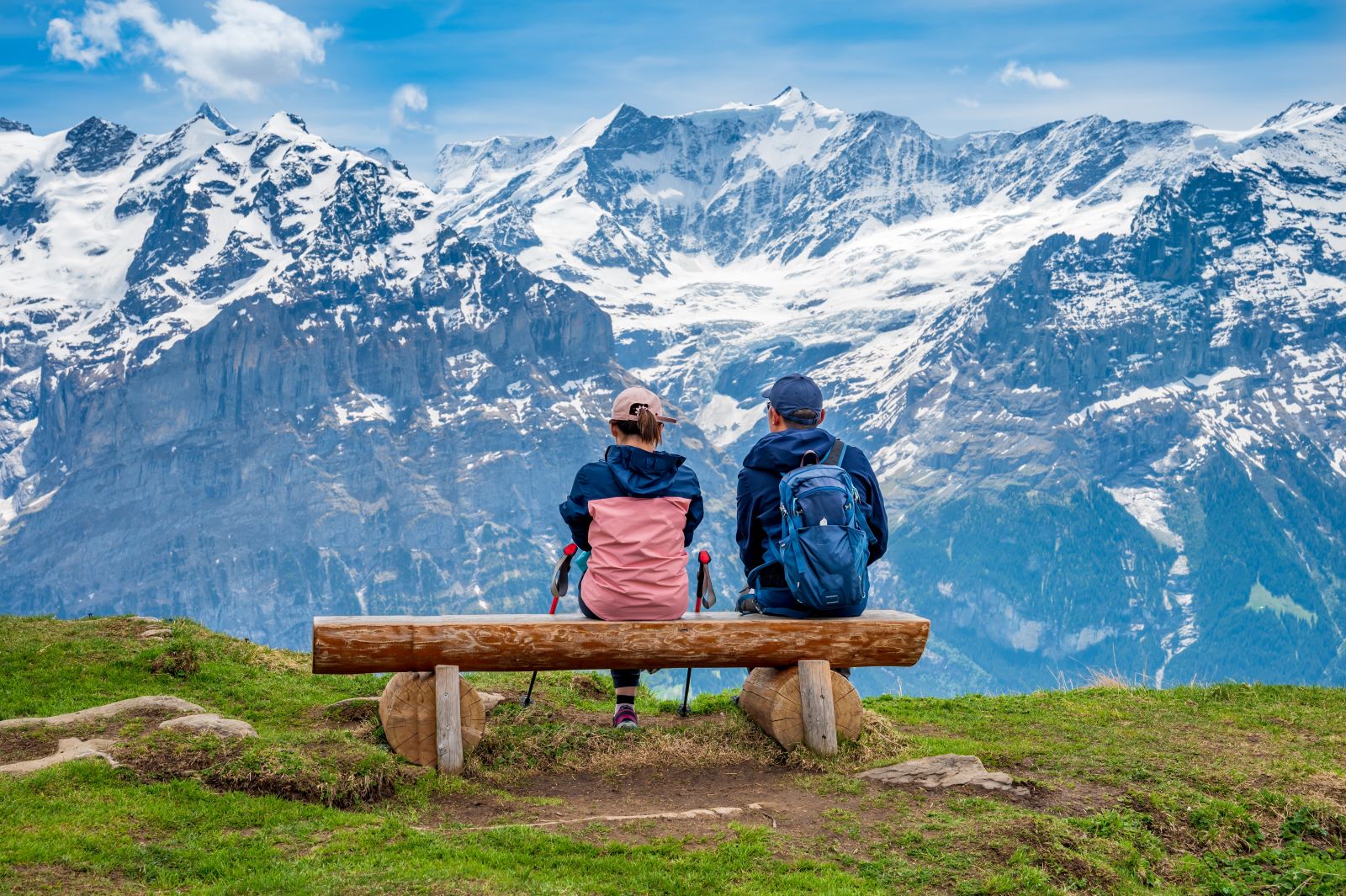 Wandelen door de natuur van Zwitserland- Vierwoudstrekenmeer - Wandelaars op een bankje uitzicht Alpen