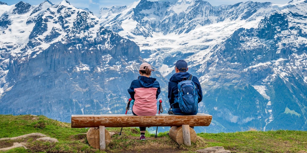 Wandelen door de natuur van Zwitserland- Vierwoudstrekenmeer - Wandelaars op een bankje uitzicht Alpen