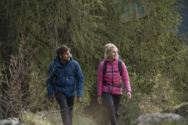 Wandelaars door naalbos