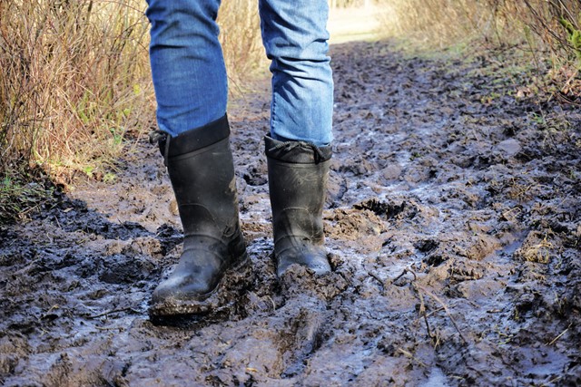 afbeelding van laarzen in de modder in de Dintelse Gorzen.