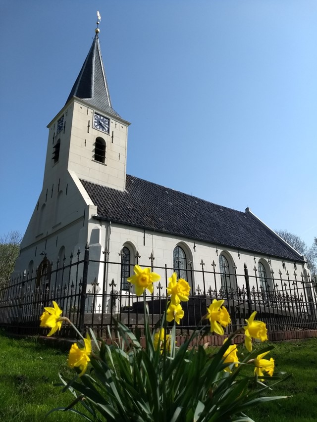 De gerestaureerde kerk in het dorp Vierhuizen