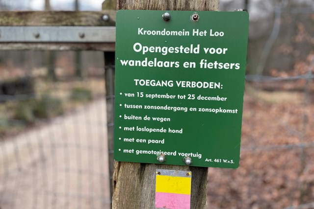 Bordjes en markeringen tijdens het wandelen; Kroondomein Het Loo