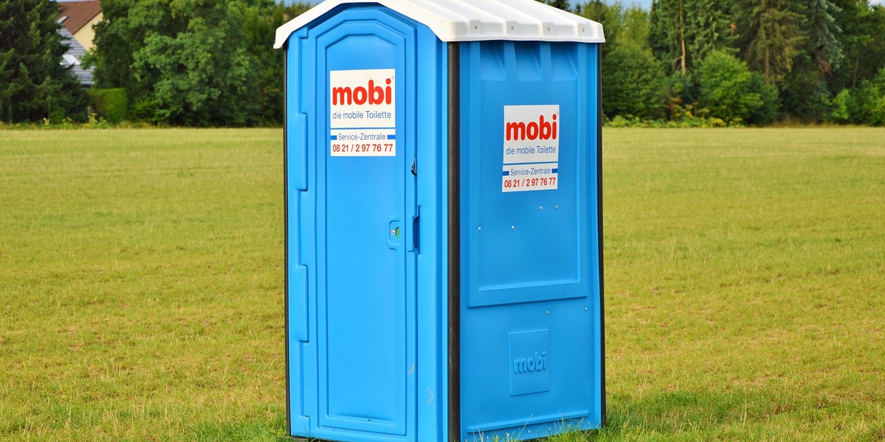 Blauwe mobiele toilette