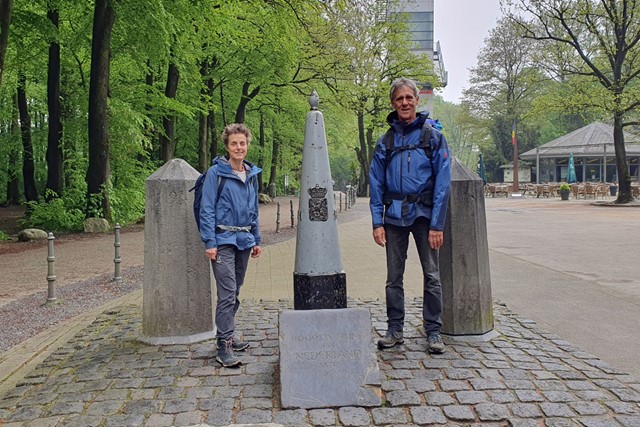 Sietske en haar vriend staan bij de paal die de top van de Vaalserberg markeert.