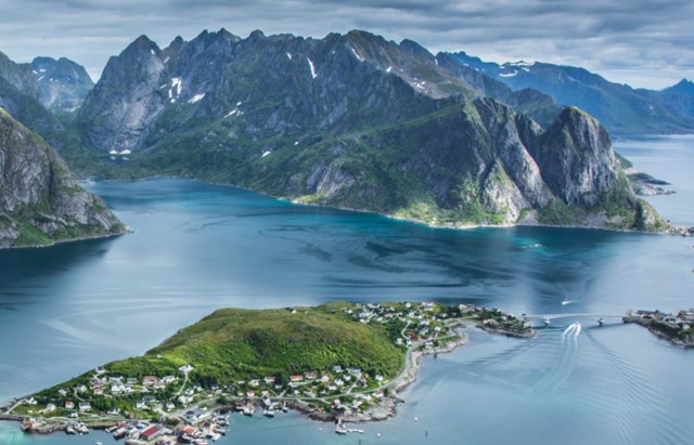 Uitzicht vanaf Reinebringen op het vissersdorpje Reine