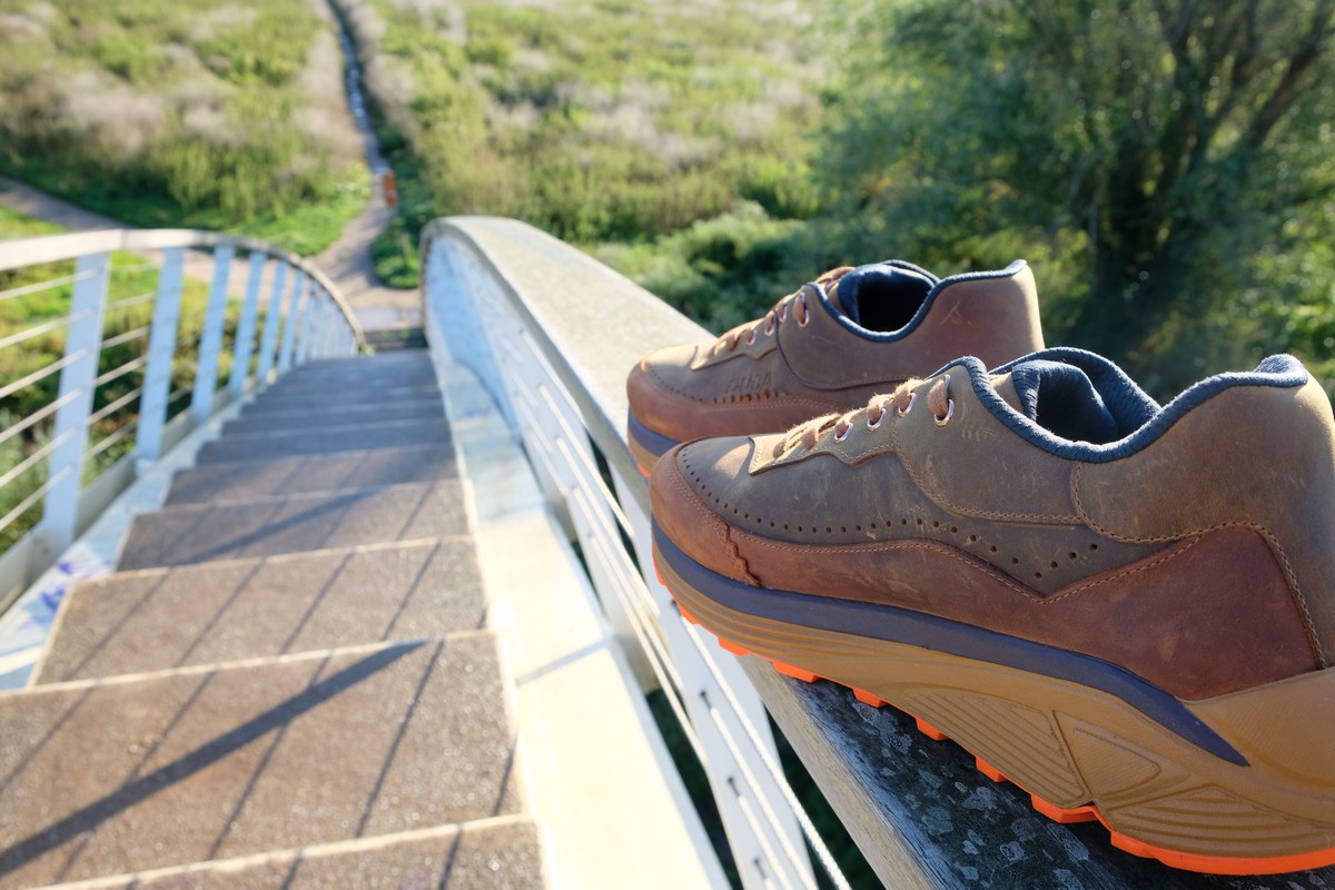 afbeelding van Duca-wandelschoenen op een brugleuning.