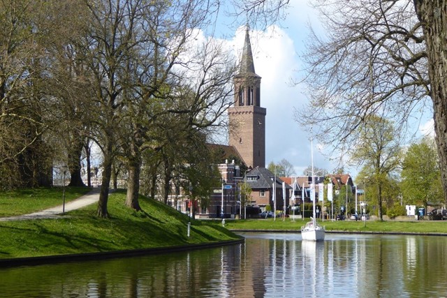 afbeelding van de kerk in Leeuwarden gelegen aan de gracht.