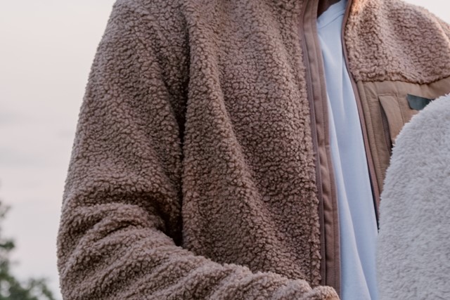 afbeelding van een beige, zacht fleecevest
