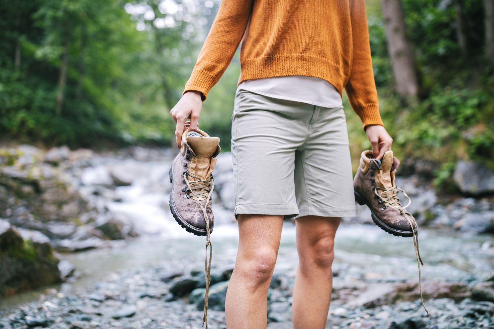 Wandelaar moet wandelschoenen in de hand