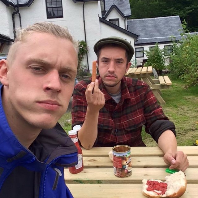 knakworsten met ketchup op een broodje, tijdens een trektocht in Schotland.