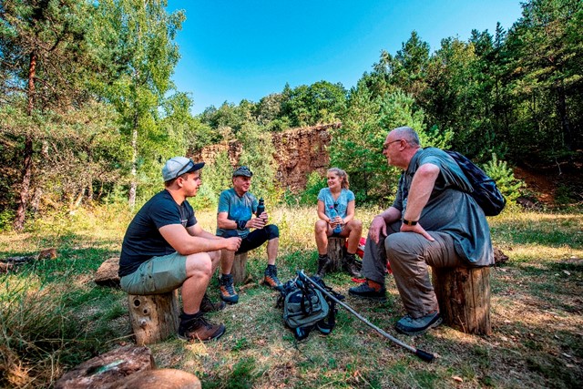 Wandelaars zitten op gekapte boomstammen - Foto: Réserve Naturelle Haard, Pulsa Pictures