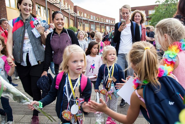 kinderen die de Avond4daagse lopen.