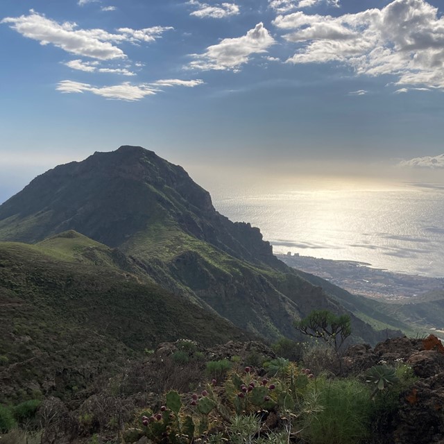 afbeelding van een berglandschap aan de kust van Tenerife.