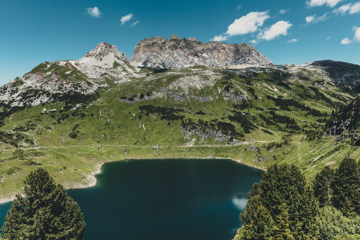 Foto van landschap met bergen en een meer - Foto: Christoph Schöch / Lech Zürs Tourismus
