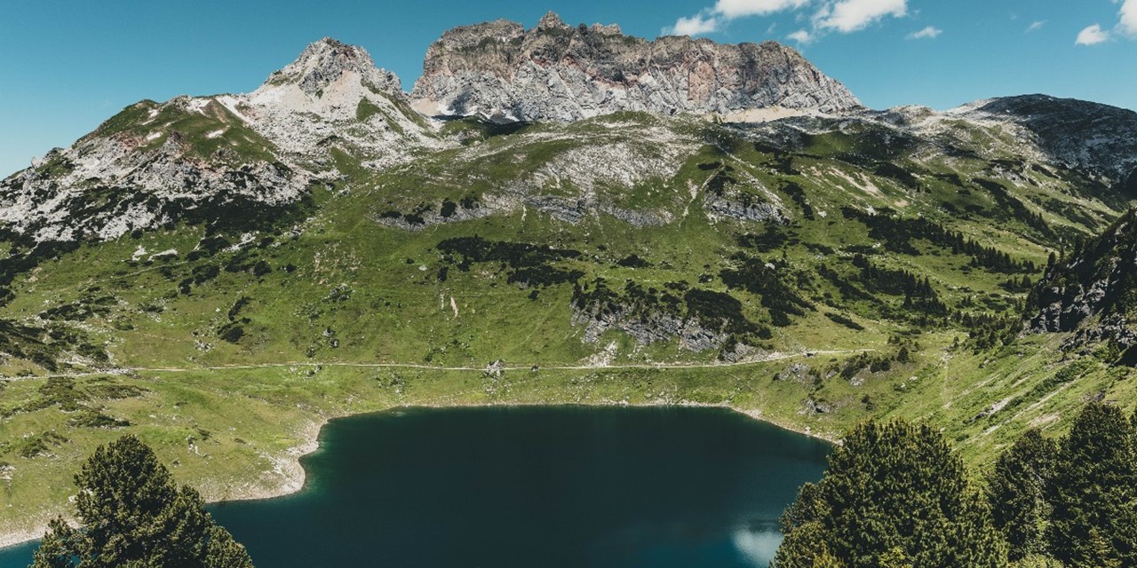 Foto van landschap met bergen en een meer - Foto: Christoph Schöch / Lech Zürs Tourismus