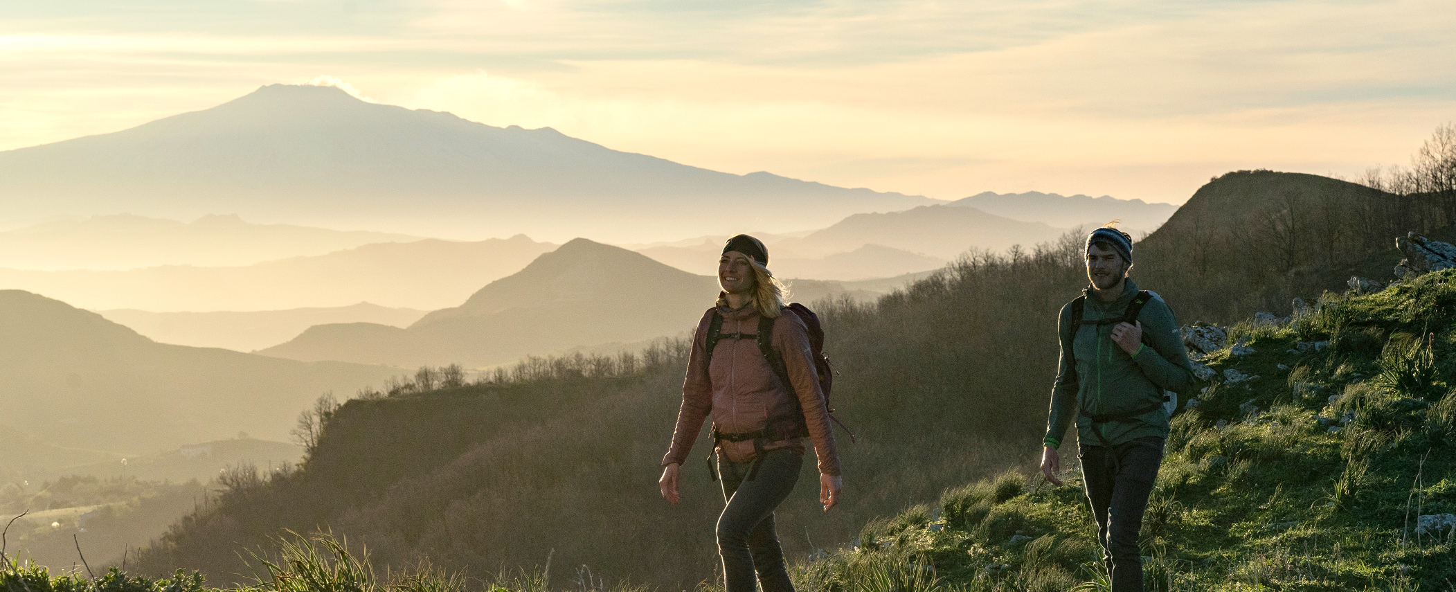 Man en vrouw wandelen op berg
