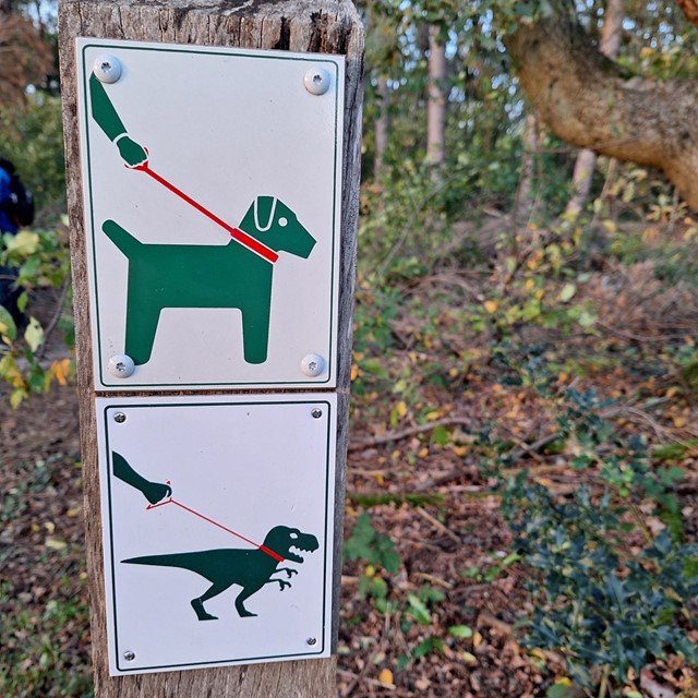 Bordjes en markeringen tijdens het wandelen