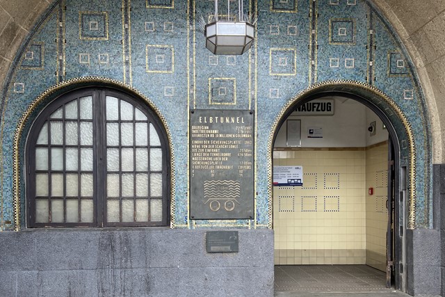mozaïek en tegels op een muur in de tunnel.