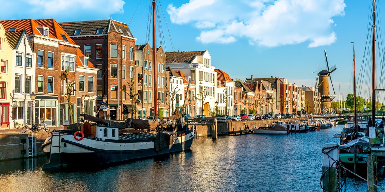 Haven met een grote zeilboot