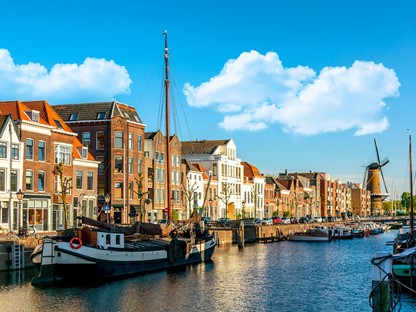 Haven met een grote zeilboot