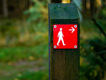 Wandelroute paaltje in het bos