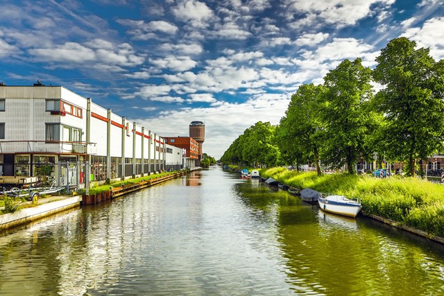 afbeelding van de Watertoren Heuveloord, ver weg achter het water.