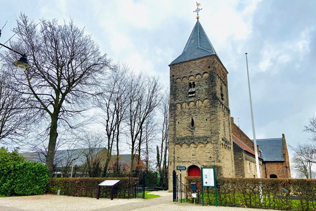 oude stenen kerk in Ressen.
