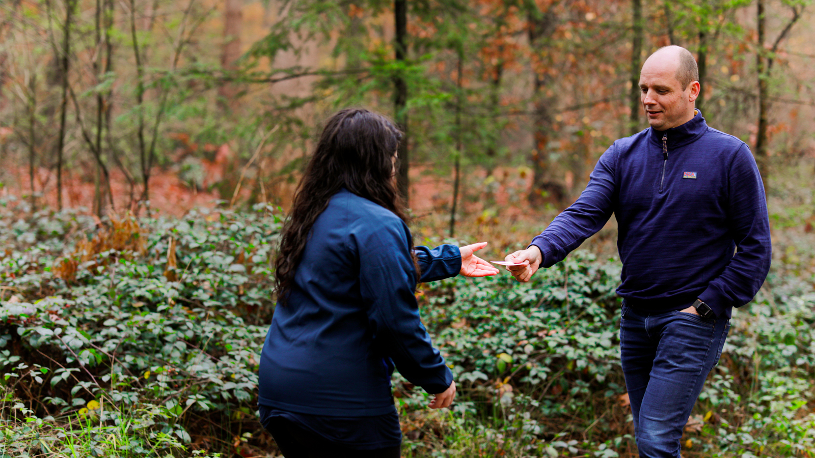 Vrouw knipt startkaart van wandelaar