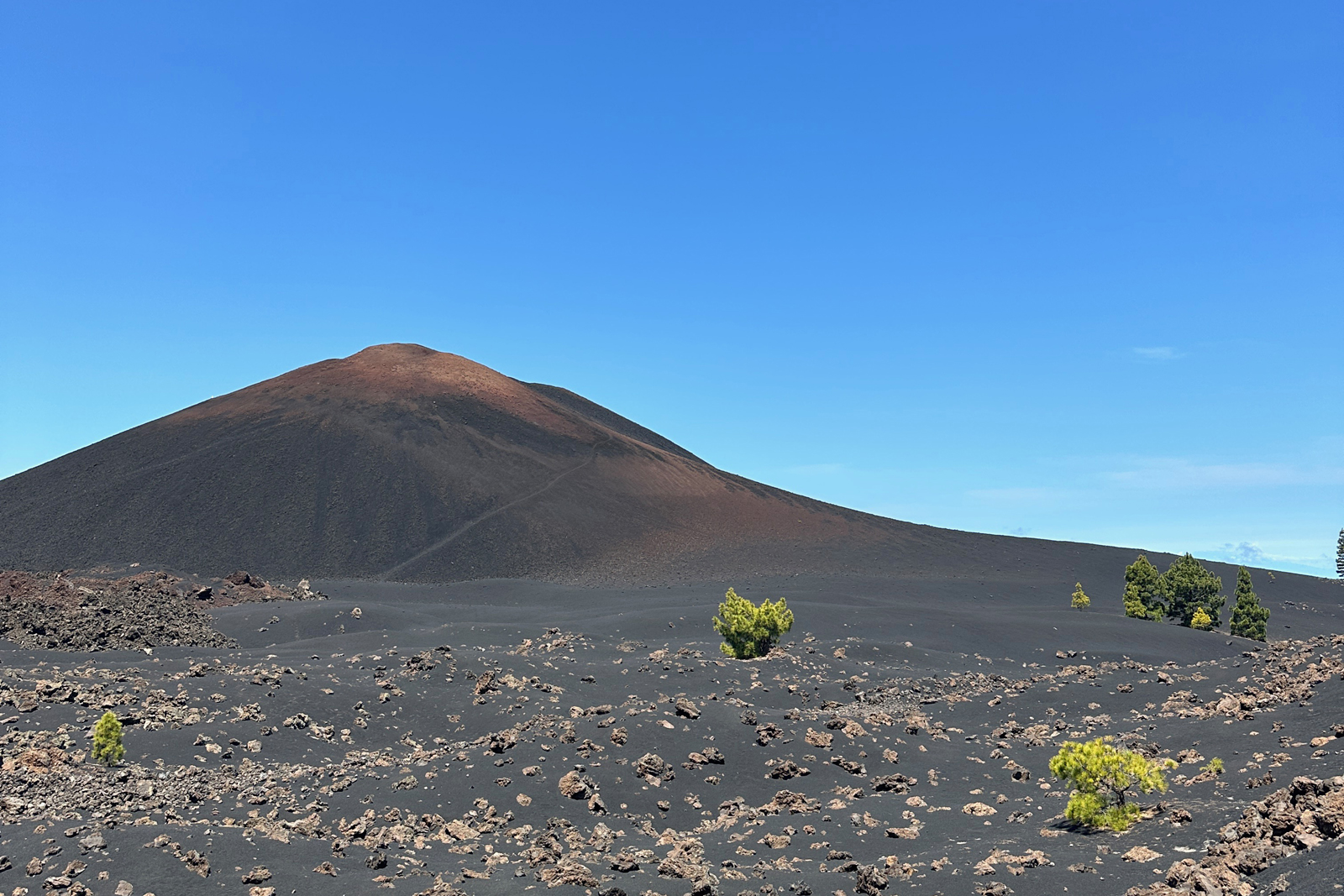 vulkanisch zwart landschap bij de Chinyero-vulkaan.