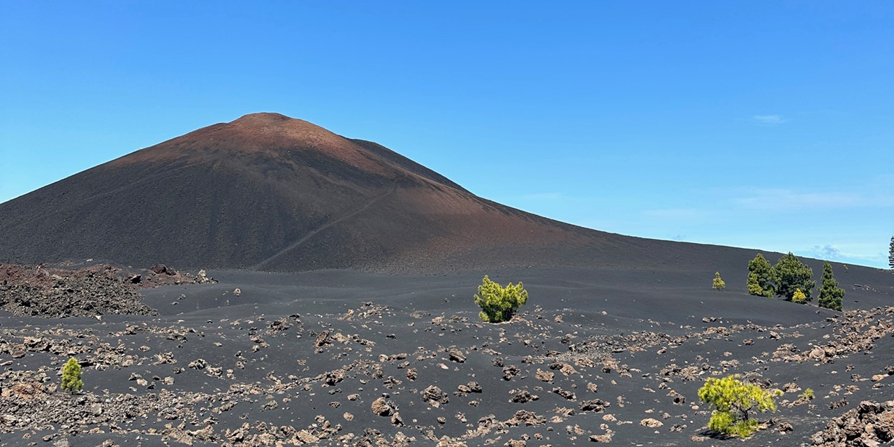 vulkanisch zwart landschap bij de Chinyero-vulkaan.