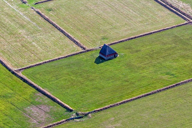 afbeelding van een schapenboet tussen de tuunwallen op Texel. 