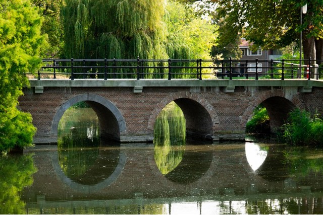 afbeelding van een brug over het water met wierspiegeling, in Goes.