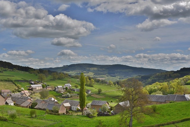 Uitzicht over een groene vallei in Le Morvan, Frankrijk.