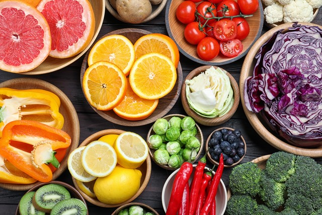 afbeelding van een tafel vol met gezonde voedingsmiddelen.