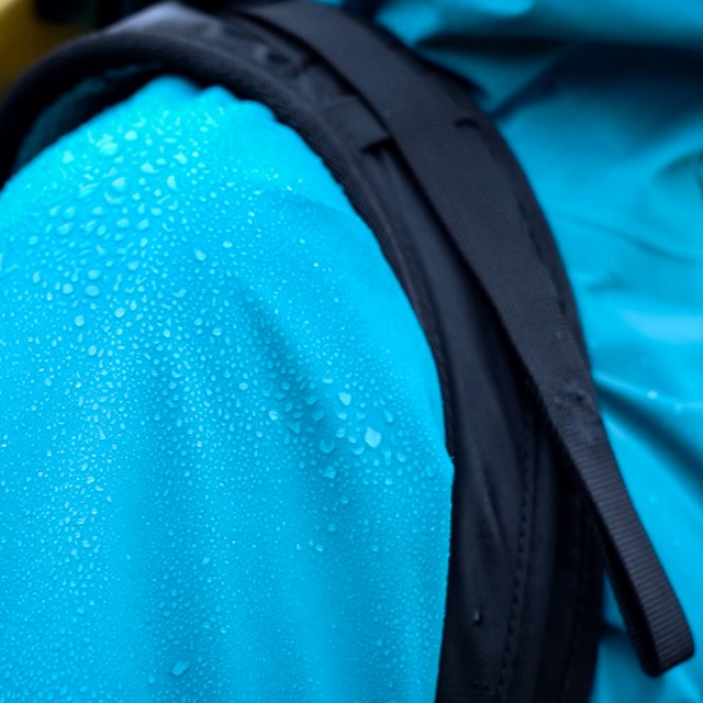 afbeelding van een regenjas die gewassen is met een technisch wasmiddel.
