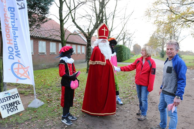Sinterklaas wandeltochten: Sint Nicolaaswandeling in Haaksbergen.